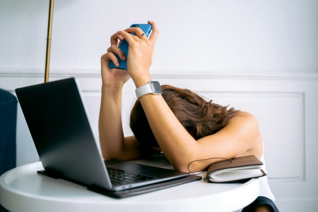 7 Sinais de Burnout na Sua Equipe e Como um Palestrante de Saúde Mental Pode Ajudar a Reverter o Quadro